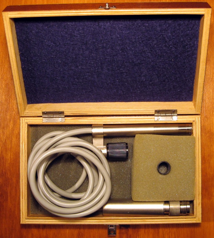 Mikrofon R-F-T DDR MV 201 Nr. 13921 s mikrofonní vložkou RFT MK221 Nr.10981 v originální krabičce