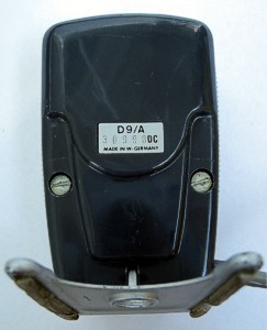 Mikrofon TELEFUNKEN D9/A zadní pohled, písmena DC za výrobním čísle na štítku by mohla znamenat datum výroby 12.1976