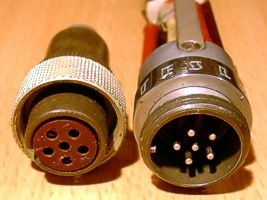 Konektor mikrofonu AMC 412 a kabelový protikus  výrobce Elektro-Praga  Jablonec n. Nisou typu 700.7 nazývaný "Tanvald".