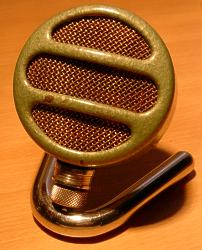 Mikrofon TESLA AMK 102. Tělo mikrofonu AMK 102 je opět z lisovaného ocelového plechu
výška 8 cm, váha 205 g
