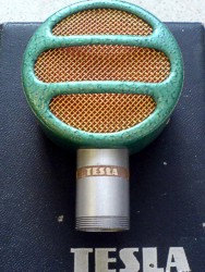 Mikrofon TESLA AMK 102. Stejný mikrofon s jiným konektorem