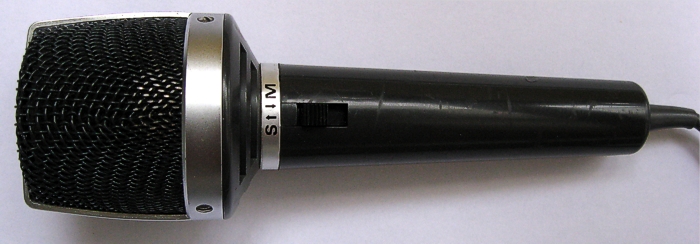 Mikrofon UHER M516 pohled na přepínač nízkých kmitočtů