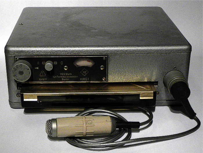 Magnetofon KMG1 s vloženou kazetou ,Rr56 a připojeným mikrofonem NEUMANN CMV571