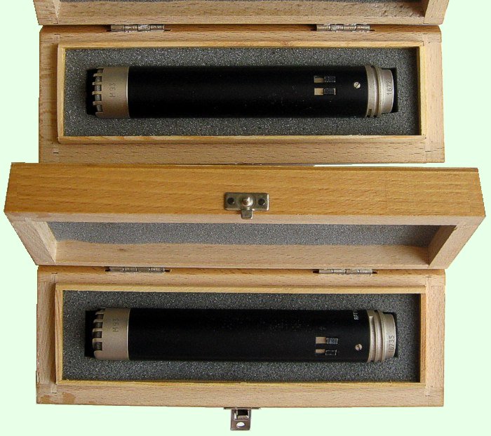 Mikrofon R-F-T DDR MV 692 Nr. 16727 s kapslí M93 Nr. 7574 v originální krabičce a mikrofon R-F-T DDR MV 692 Nr. 16735 s kapslí M93 Nr. 7605 v originální krabičce