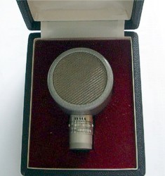 Mikrofon TESLA AMK 511. Tlo mikrofonu AMK 511 je opt z lisovanho ocelovho plechu
vka 8 cm, vha 205 g
